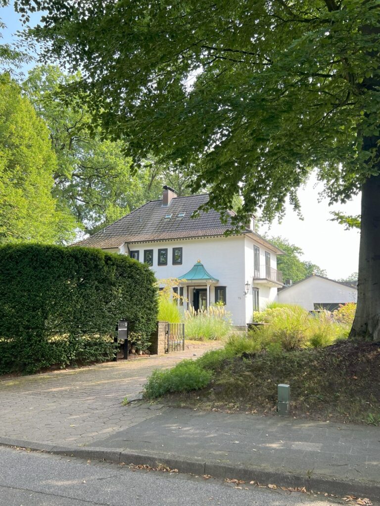 Traumhaft schöne Villa auf herrlichem Grundstück in Reinbek